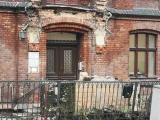 Balkon spadł na chodnik