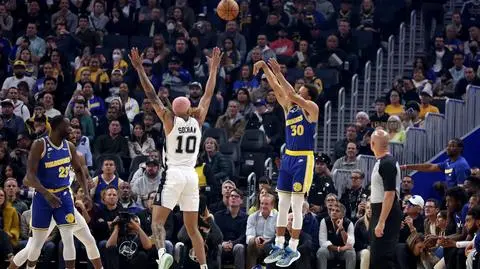 Spurs rozbici przez mistrzów NBA. Jeden niepokojący wskaźnik Sochana