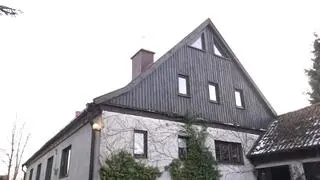 Po willi w Karczowiskach Górnych ekipę TVN24 oprowadzał prezes Fundacji Dumni z Elbląga