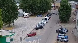 Przejechał przez trawnik i znalazł się na placu 