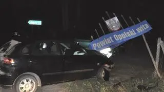 Uderzył w znak "Powiat Opolski wita"