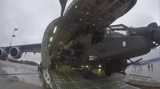 Wyładunek AH-64 Apache z transportowca C-5M Galaxy