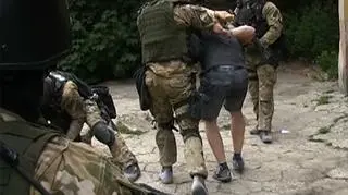 Nieprzytomni chłopcy na klatce bloku. Zatrzymany diler