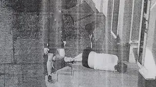 Policjanci zatrzymali 18 i 20-latka, którzy okradli śpiącego mężczyznę 