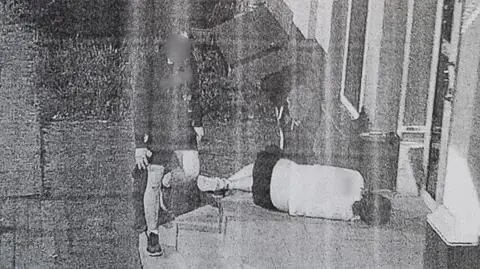 Policjanci zatrzymali 18 i 20-latka, którzy okradli śpiącego mężczyznę 