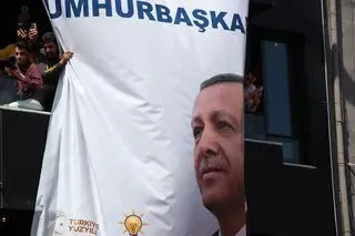 Plakaty wyborcze z wizerunkiem Erdogana