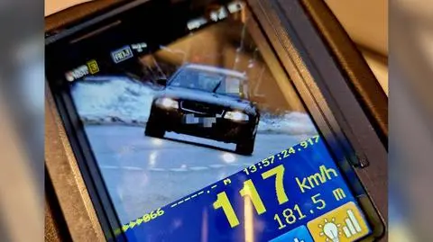 117 km/h na liczniku. "Na pytanie, gdzie tak pędzi, nie był w stanie znaleźć żadnego wyjaśnienia"