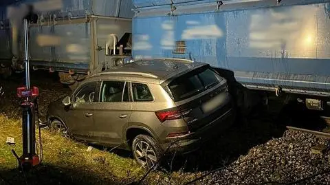 Pomylił drogę z torowiskiem, zawisł na skarpie. W samochód wjechał pociąg