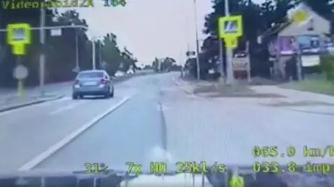 "Spieszył się do pracy", dwa razy przejechał na czerwonym świetle. Zobacz nagranie