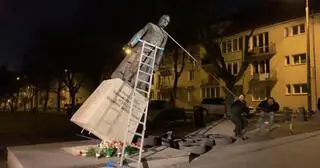 Do przewrócenia pomnika prałata Henryka Jankowskiego doszło 21 lutego 2019 roku