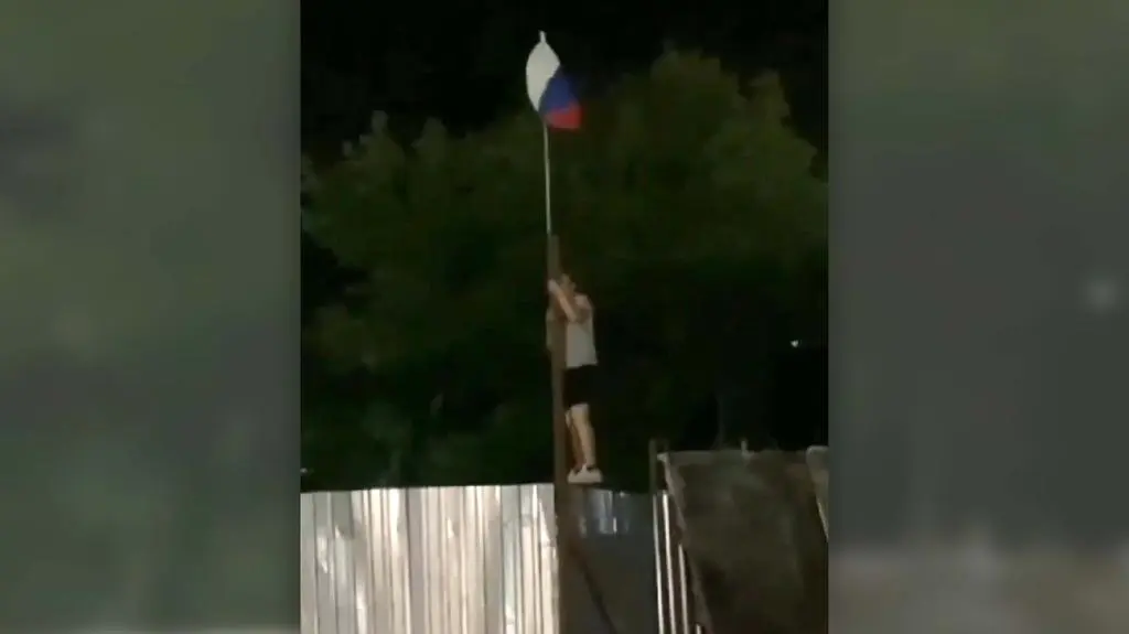 Rosyjska flaga w okupowanym Mariupolu 
