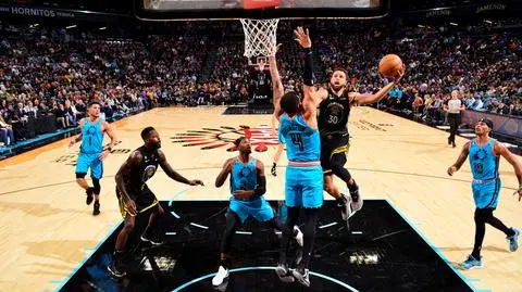 Trwa fatalna passa mistrzów NBA. Nie pomógł nawet świetny mecz Curry'ego