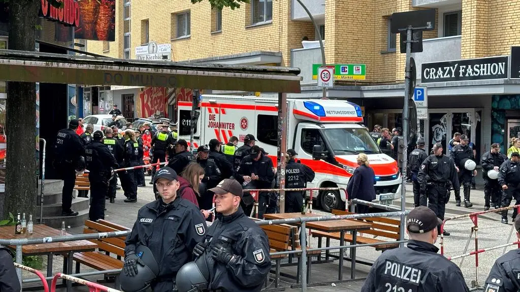 Atak na policjantów przy strefie kibica w Hamburgu.