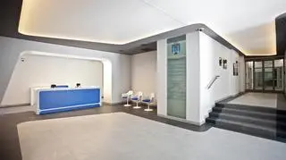 Na suficie i na ścianie recepcji zamontowano oświetlenie LED
