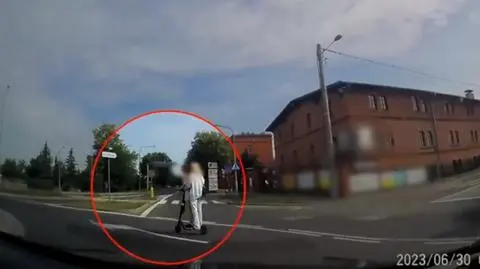 Dwie nastolatki wjechały na jednej hulajnodze na rondo
