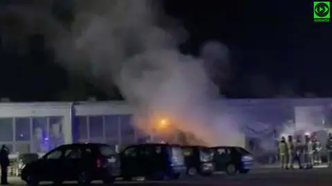 Pożar na parkingu warsztatu samochodowego