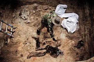 2012: Ukraina. Prace ekshumacyjne prowadzone na cmentarzu w Bykowni, gdzie odkryto groby polskich oficerów.