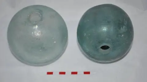 Ta wyglądają szklane granaty wykopane podczas prac archeologicznych