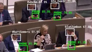 Sztuczna inteligencja upomina polityków, gdy używają telefonów