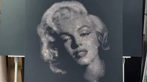 Przyszli na wystawę i ukradli kryształową Marilyn Monroe. Obraz wisiał w mieszkaniu podejrzanego