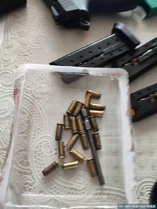 W mieszkaniu 68-latka policjanci znaleźli pięć przedmiotów przypominających broń oraz amunicję