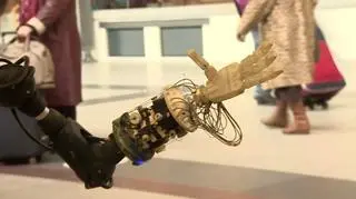 Robot podaje rękę podróżnym na wrocławskim dworcu