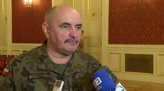 Generał broni Wojska Polskiego Jarosław Mika podczas uroczystości w Żaganiu