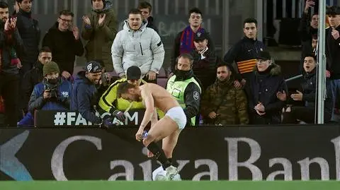 Ulubieniec kibiców wrócił na stadion w Barcelonie. Opuścił boisko w samej bieliźnie