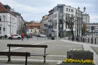 Rzeźba stanie u zbiegu ulic Kościelnej, Kilińskiego i placu Jana Pawła II