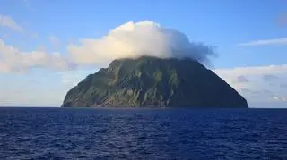 Wyspa South Iwo Jima, w pobliżu której znajduje się podwodny wulkan Fukutoku-Okanoba