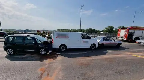 Most Łazienkowski. Zderzenie czterech aut, dwie osoby ranne 