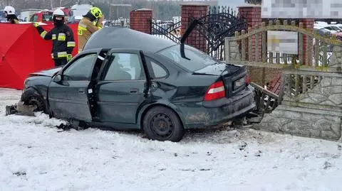 Tragiczny wypadek pod Płońskiem. Kierowca uderzył w ogrodzenie, pasażer nie przeżył
