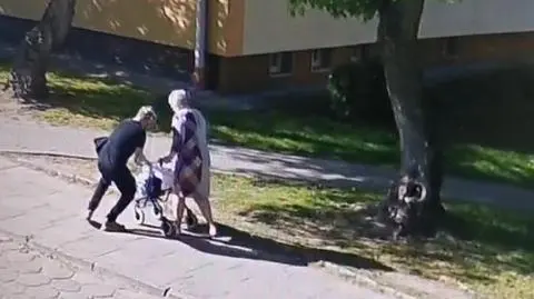 Szła z balkonikiem. Podbiegł do niej i zabrał torebkę. "Jak wiatr przeleciał"