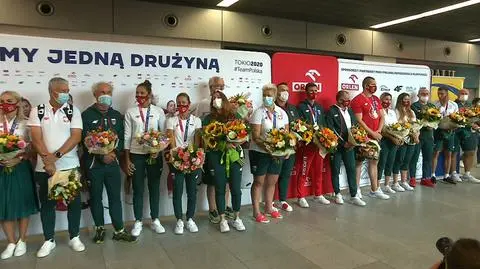 Powrót olimpijczyków. Owacja tłumu w hali przylotów