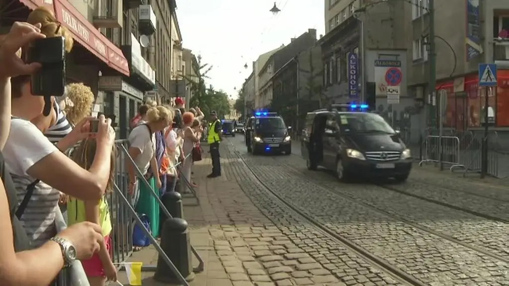 Kolumna z papieżem przejeźdża przez Kraków