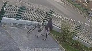 Złodziej nie skorzystał z "zaproszenia" policjantów, więc publikują nagranie, na którym można go rozpoznać