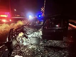SUV został uderzony przez pociąg