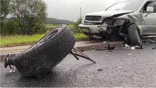 Łącznie uszkodzeniu uległy trzy samochody
