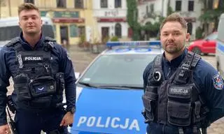 Sierż. Paweł Pindel i sierż. Michał Wolski z Komisariatu Policji I w Krakowie uratowali dwie osoby