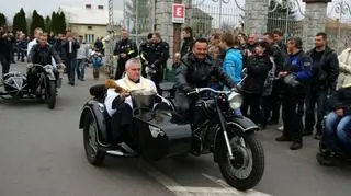 Taki był transport księży, którzy poświecili motocykle  