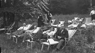 Wypoczynek na leżakach w Lesie Wolskim w Krakowie, 1932