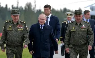 Władimir Putin i Siergiej Szojgu w czasie ćwiczeń wojskowych. Zdjęcie archiwalne  