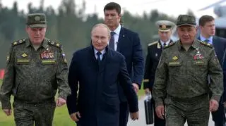 Władimir Putin (w środku) i Siergiej Szojgu (po prawej)