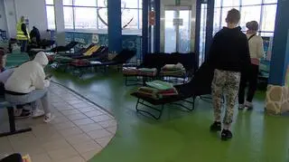 Łóżka polowe dla uchodźców w starym terminalu we Wrocławiu