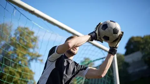 bramkarz piłkarz bramka football piłka nożna mecz shutterstock_581023888