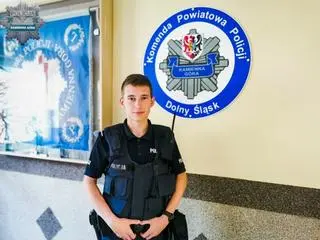 Starszy posterunkowy Radosław Zarzecki z kamiennogórskiej policji