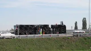 Przewrócona cysterna blokuje jeden pas jezdni