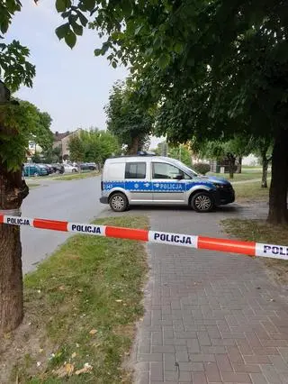 Policjanci zostali wezwani do mężczyzny, który leżał na chodniku 