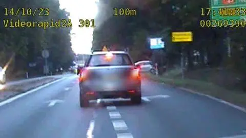 Policyjny pościg za pijanym kierowcą. Zatrzymali go na terenie jednej z firm. Nagranie