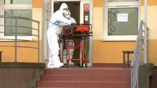 Ratownicy medyczni: nie szkolono nas, jak używać kombinezonów